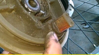 penyebab rem belakang motor macet